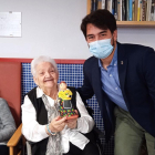 Felicitación a la centenaria Joaquina Sabaté en Balaguer. 