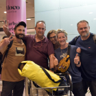 Varios de los turistas evacuados ayer tras su llegada al aeropuerto barcelonés de El Prat.