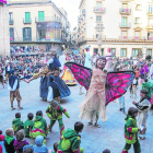 Els més petits van donar el tret de sortida amb l’Eixideta (esquerra) mentre que Anna Salvadó, presidenta de l’Esbart Albada, va pronunciar el pregó (dreta).