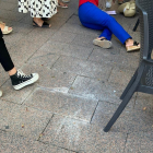 Una mujer cae en el Eix Comercial de Lleida por baldosas en mal estado