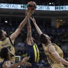 Mirotic i Satoransky lluiten per una pilota amb un rival.