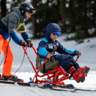 Pràctica d’esquí adaptat amb cadira.