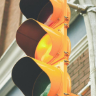 El àmbar de los semáforos podría dejar de utilizarse en algunos casos.