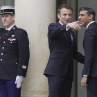 Emmanuel Macron dona la benvinguda a Rishi Sunak.