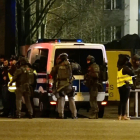 Fuerzas policiales y sanitarias en la zona del tiroteo.