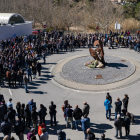 Companys i veïns del poble van fer una ofrena floral davant el monument al miner del municipi.