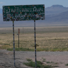 Fotografía de un cartel que dice Carretera Extraterrestre, como se conoce a la ruta 375, el 9 de agosto de 2023, ubicado en Rachel, en Nevada (Estados Unidos).