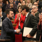 Pere Aragonès i Salvador Illa estrenyen les mans després de l’aprovació dels comptes.