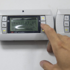 Detalle del termómetro de un establecimiento tras la entrada en vigor de las primeras medidas del Plan de medidas de Ahorro y Eficiencia Energética de la Administración General del Estado (AGE).