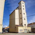 El almacén donde se hace el gimnasio conecta con el instituto.