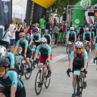 El moment de la sortida de la Pedals de Dona, que va comptar aquest any amb unes 300 ciclistes de Catalunya, Andorra i València