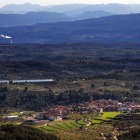 Vista de Bovera amb la central nuclear d’Ascó al fons.