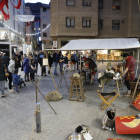 Assistents al mercat miren la recreació d’un campament romà.