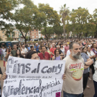 Centenars de persones van sortir al carrer a Cornellà ahir contra la violència de gènere.