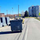 Un contenidor al mig de la calçada.