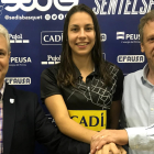 La jugadora Júlia Soler, entre el director deportivo, Pep Ribes y el  presidente, Pere Porta.