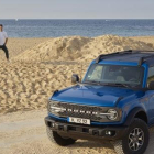 Ford introduirà al mercat espanyol l'espectacular Ford Bronco, però només en la versió de carrosseria llarga equipat amb el potent motor V6 de 335 en dos nivells d'acabat.