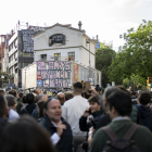 Manifestants antiokupes davant les finques de la Ruïna i el Kubo.