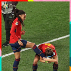 Aitana abraza el pie derecho de Salma Paralluelo, en la celebración del primer gol.