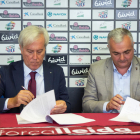Josep Cubells y Albert Aliaga, firmando ayer el convenio.