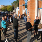 Aficionados retirando entradas para el partido el pasado viernes.