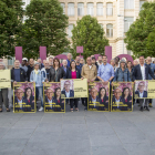 ERC. Miquel Pueyo y los miembros de su lista mostraron los carteles electorales junto a la estación de trenes. 