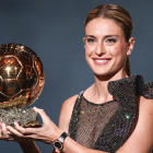 La azulgrana Alexia Putellas muestra sonriente el galardón que la acredita como la mejor jugadora por segundo año consecutivo.