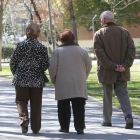 Un grupo de pensionistas paseando.