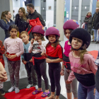 Los más pequeños de los Castellers de Lleida, con casco de seguridad, disfrutan también en los ensayos.