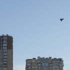 Un dron ruso sobrevuela la capital ucraniana antes de estrellarse en un edificio.
