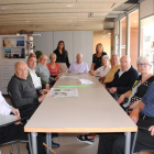 Diversos usuaris del Centre de Serveis, ubicat a la plaça baixa del Centre Cívic.