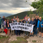 Veïns de Beren amb pancartes contra l’expropiació de l’aigua.