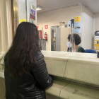 Una jove de 18 anys sol·licita el Bo Cultural Jove en una oficina de Correus