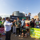 Mobilització de grups ecologistes a Estrasburg a favor de la llei que pagesos temen que redueixi zones dedicades a l’agricultura.