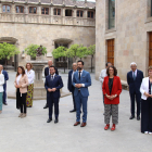 Fotografia de grup del nou Govern de la Generalitat al Pati dels Tarongers del Palau de la Generalitat, amb els nous consellers Anna Simó, Ester Capella i David Mascort.
