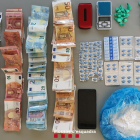 Detalle de la cocaína y el dinero intervenido por los Mossos d'Esquadra