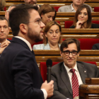 Salvador Illa mira Pere Aragonès al ple del Parlament el passat 9 de novembre.