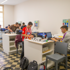 Una vintena d'alumnes de l'Escola del Treball de Lleida cursen el cicle d'Energies Renovables, una FP dual amb classes teòriques i pràctiques que inclou per primera vegada aquest any un mòdul que impulsa Endesa sobre línies elèctriques de baixa i mitjana tensió.