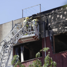 Los bomberos analizan el estado de la vivienda, que quedó calcinada.