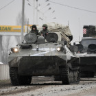 Imagen de militares rusos entrando en Ucrania desde Crimea en el día del inicio de la invasión, el pasado 24 de febrero.