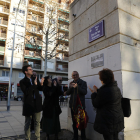 Miquel Pueyo, Toni Postius i Montse Salvatella van presentar ahir la nova placa de la plaça del Clot.