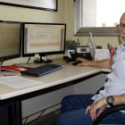 El Doctor en Ciencias Biológicas, profesor de la UdL, Antoni Palau, en su despacho repasando datos numéricos de la cuenca del Segre.