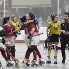 Luchi Agudo protesta al árbitro mientras las jugadoras del Fraga celebran el gol del empate.