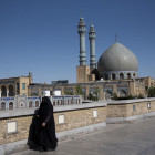 Una mujer camina por Qom, Irán