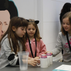 Nenes de Lleida van participar ahir en un taller per conèixer la figura de grans dones científiques.