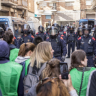 Imatge d’arxiu d’una actuació policial durant el desallotjament d’un habitatge a Lleida ciutat.