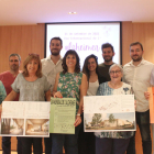 L'alcaldessa de Tàrrega, Alba Pijuan, amb els regidors Assumpta Pijuan i Xavier Rossell-Aparicio, i responsables de l'Associació de Familiars de Malalts d'Alzheimer de Tàrrega i Comarca (AFATC), durant la presentació del projecte del nou centre de dia .