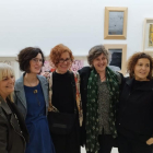 Algunas de las mujeres artistas participantes en la exposición ‘Art-Dones-Visualització’ en Indecor.