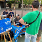 Dos aficionats tramiten a l’estand la compra de carnets.