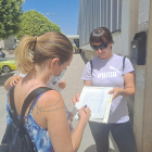 La recollida de firmes per reclamar aire condicionat a l’escola bressol La Mitjana, a Lleida.